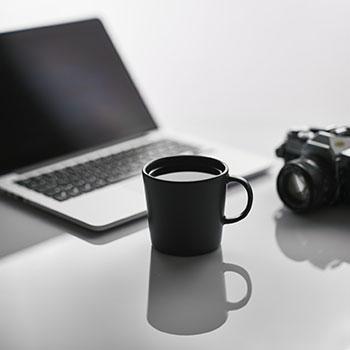 广东肇庆技师学院学生集体炸场？不满学校管理，楼上扔鞭炮砸东西，气氛直接升级成反校运动？