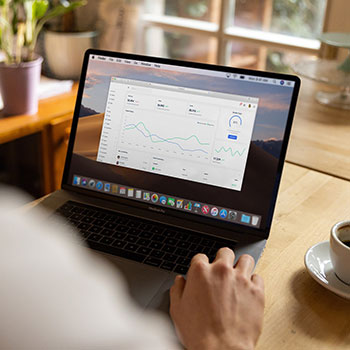 西藏渣男网警【辛修志】，恋爱期间和自己闺蜜乱搞，白吊带无套女上奶子摇摇晃晃，这身材很难不爱 ！