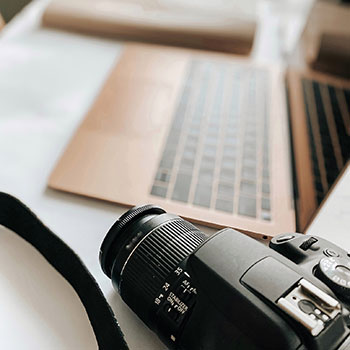 深夜人妻性爱缠绵后全裸做饭，全身赤裸全程低头忙活，被好邻居全程偷拍，巨乳大奶格外引人注目！