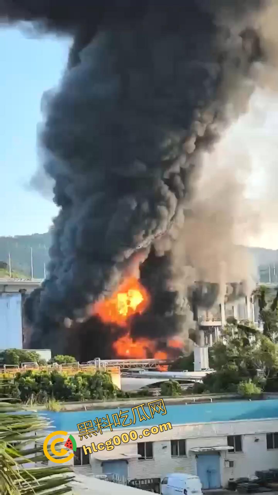 厦门海沧区发生重大火灾!从白天烧到晚上,画面震憾堪比导弹爆炸,蘑菇云不断冒出,惹得人心惶惶-1