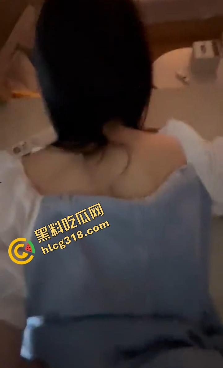 高中生妹妹作业写到迷糊，哥手一伸进去就摸到湿逼，按着按着她都不写了，屁股主动送上来就是干！-14