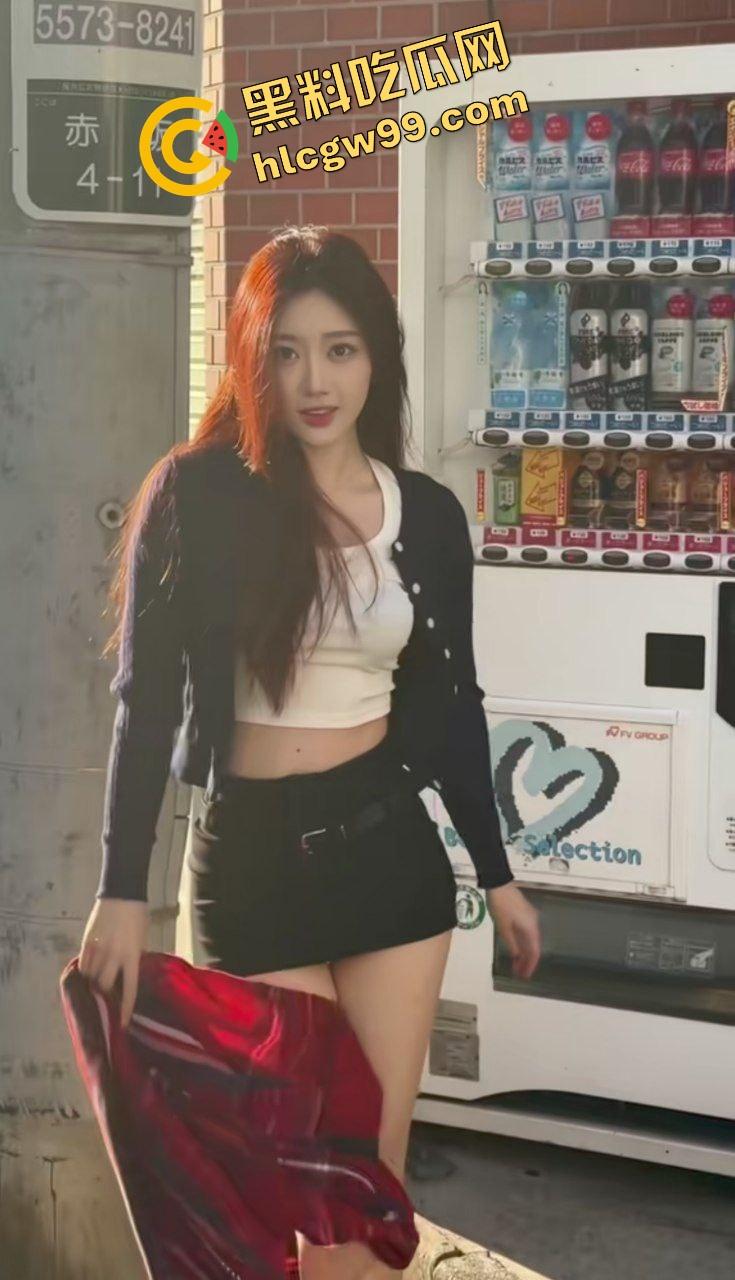 土豪哥在线网调四川骚鸡【周熙敏】听指挥全裸像狗一样爬行,露出美奶扇耳光调教!独家曝光流出!-2