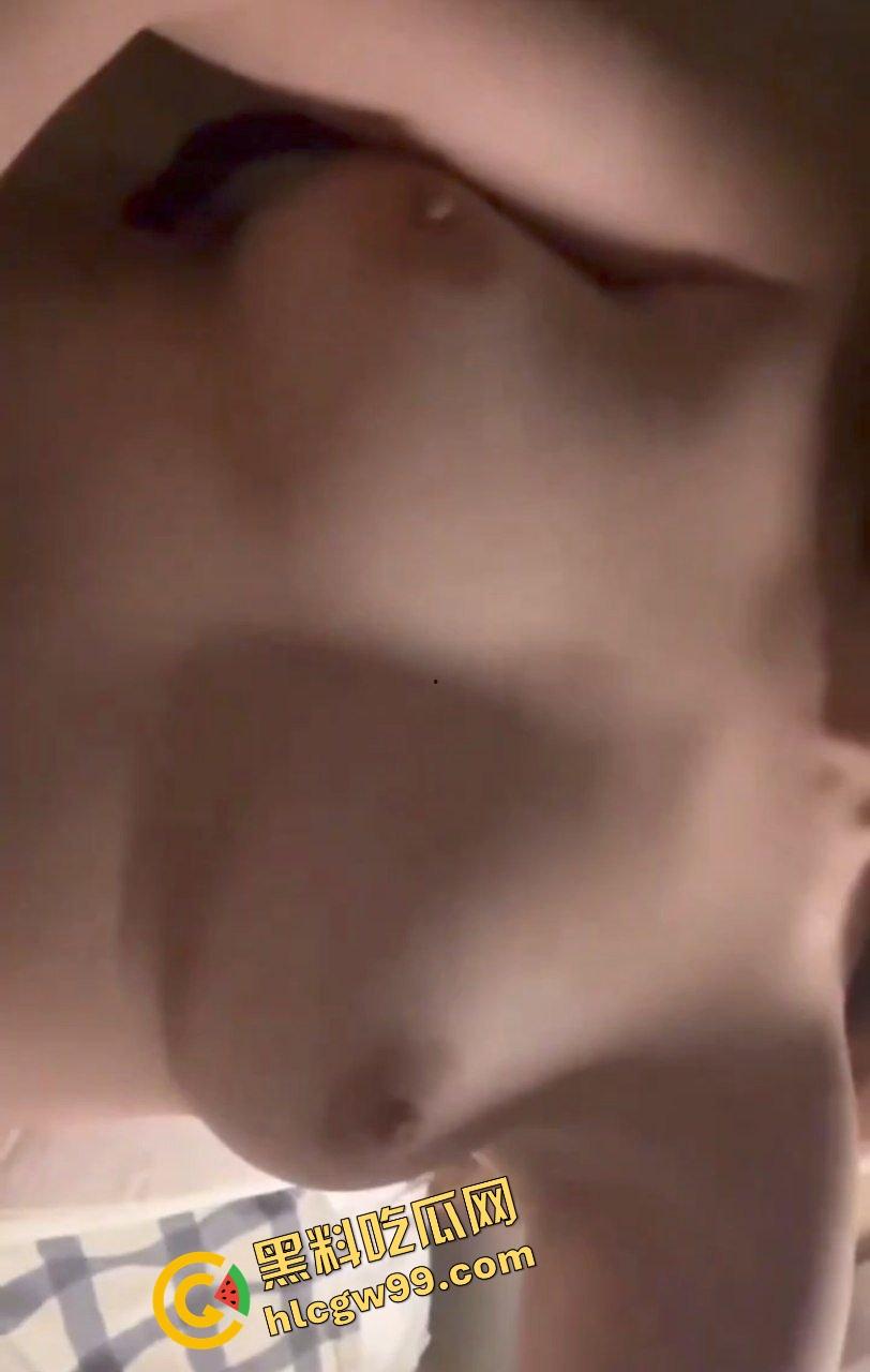 土豪哥在线网调四川骚鸡【周熙敏】听指挥全裸像狗一样爬行,露出美奶扇耳光调教!独家曝光流出!-6