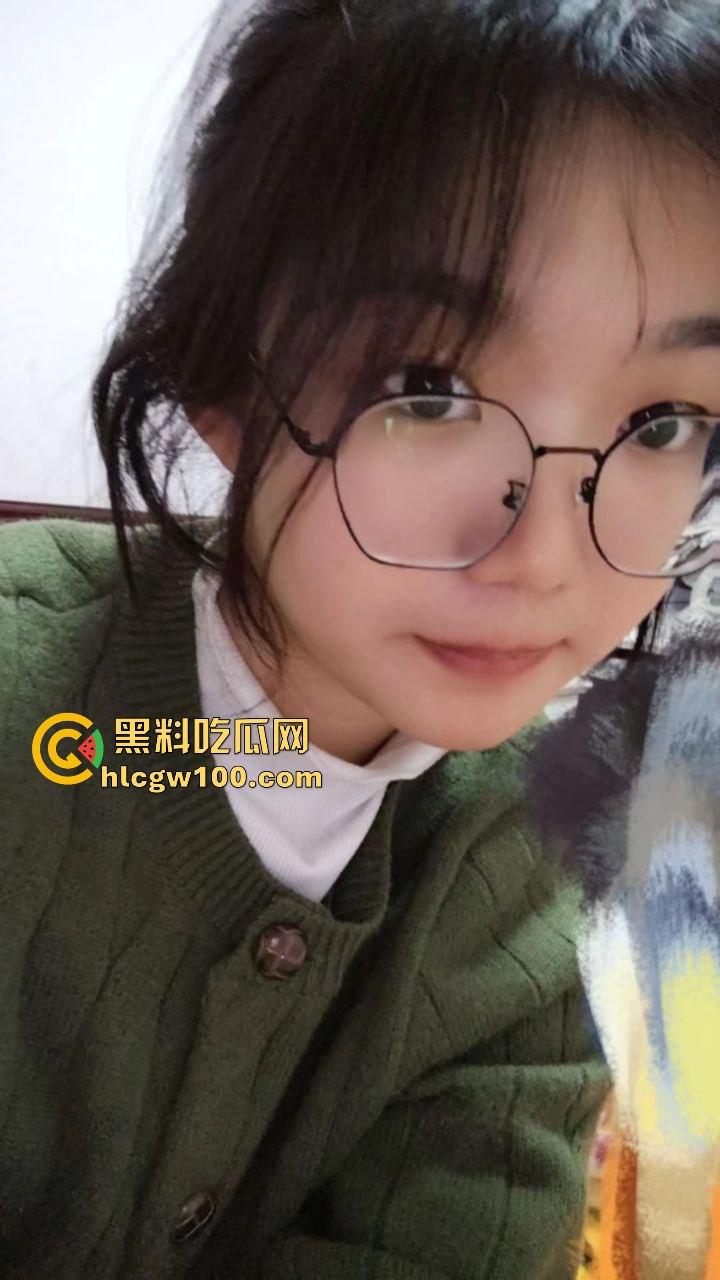 广西大学大一学生嫩妹【郭飒】不雅视频流出被曝光,对镜自拍展示娇嫩玉胸体完美呈现。-5