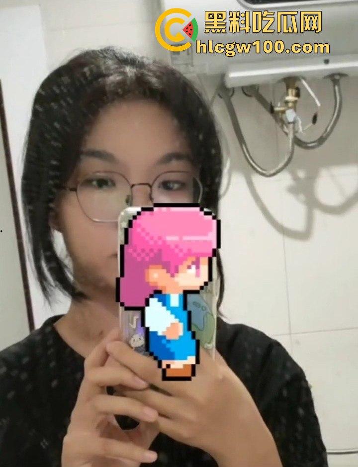 广西大学大一学生嫩妹【郭飒】不雅视频流出被曝光,对镜自拍展示娇嫩玉胸体完美呈现。-8