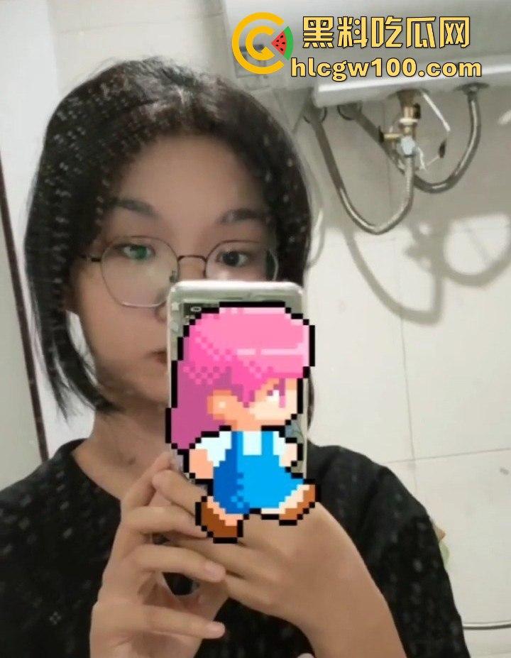 广西大学大一学生嫩妹【郭飒】不雅视频流出被曝光,对镜自拍展示娇嫩玉胸体完美呈现。-10