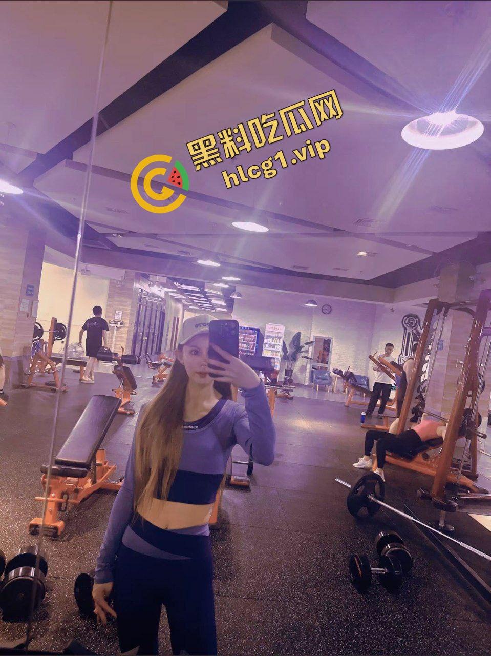 抖音擦边女主播『A 野蛮女友』为了流量 直播间明目张胆 露奶露点 火速上人！-3