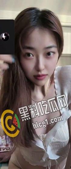 超高颜值大一女友和男朋友的裸聊视频流出，看着太刺激了吧，粉粉嫩嫩的巨乳这么骚-2