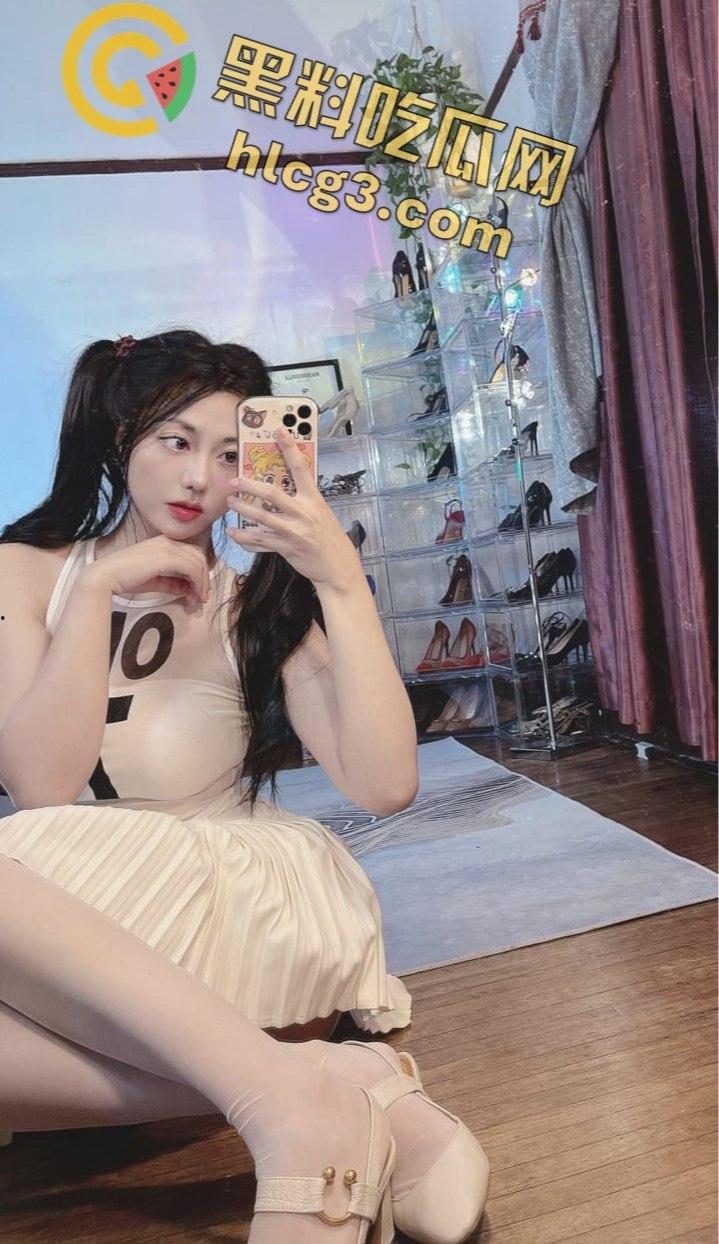 抖音B站巨乳反差婊‘奶白兔兔’：极品网红定制双视角视频+大量私拍照片！”-13