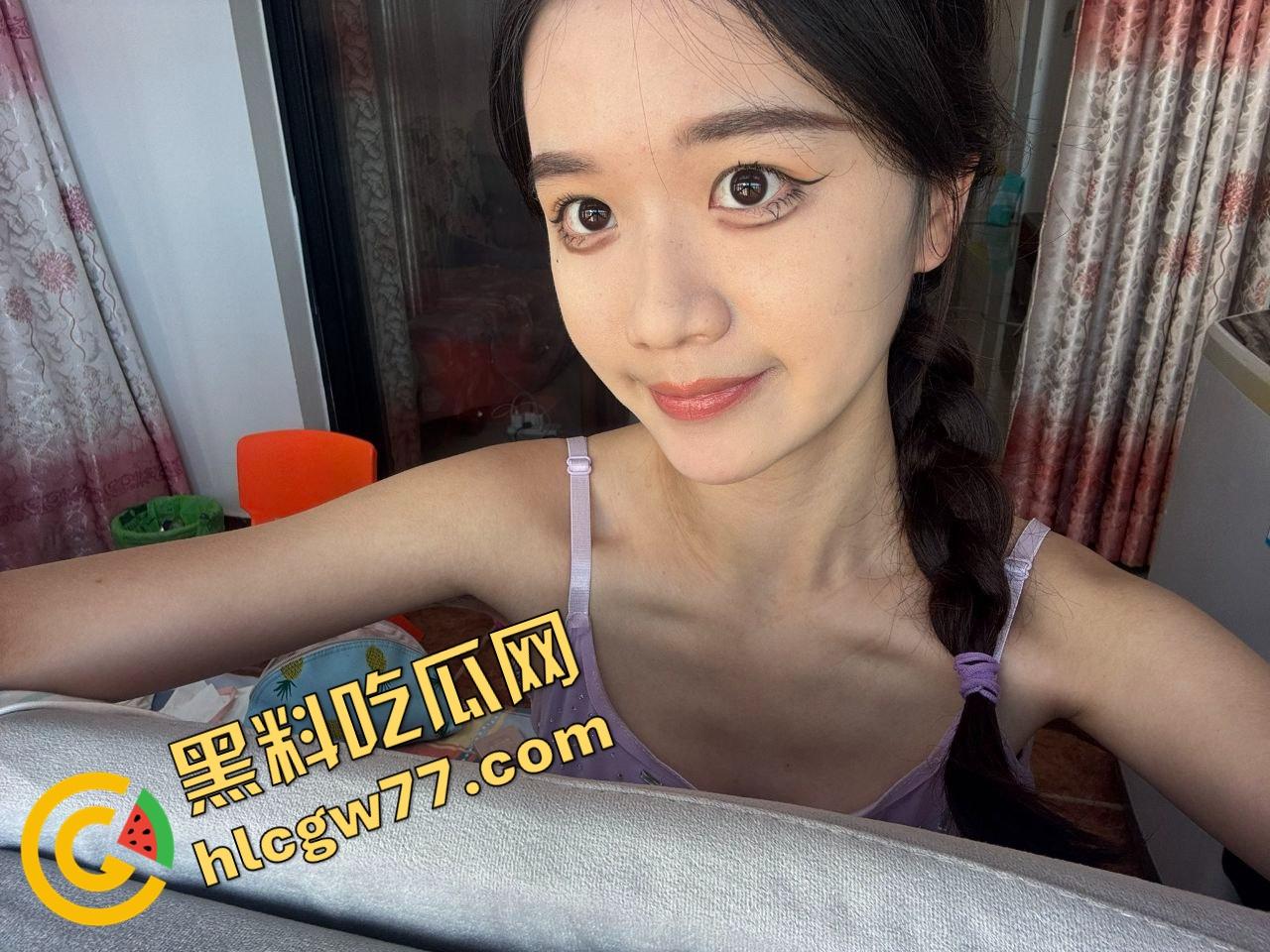 甜妹外表实则骚货体质,新乡小甜妞『钱乐乐』奶大腿白笑得甜,就是阴毛炸得跟小草坪一样!-5