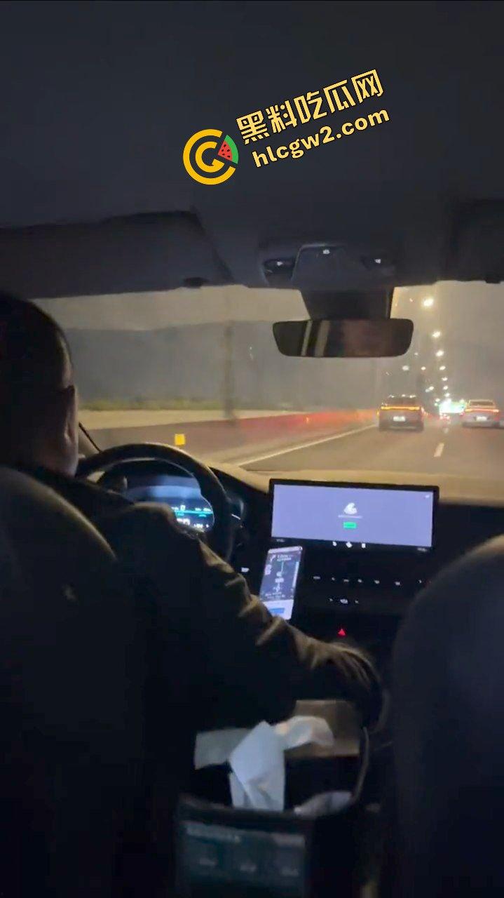 重庆清纯眼镜妹反差骚婊『孟嘉艺』滴滴司机面前露出调教!出租车变淫乱现场!独家流出!-2