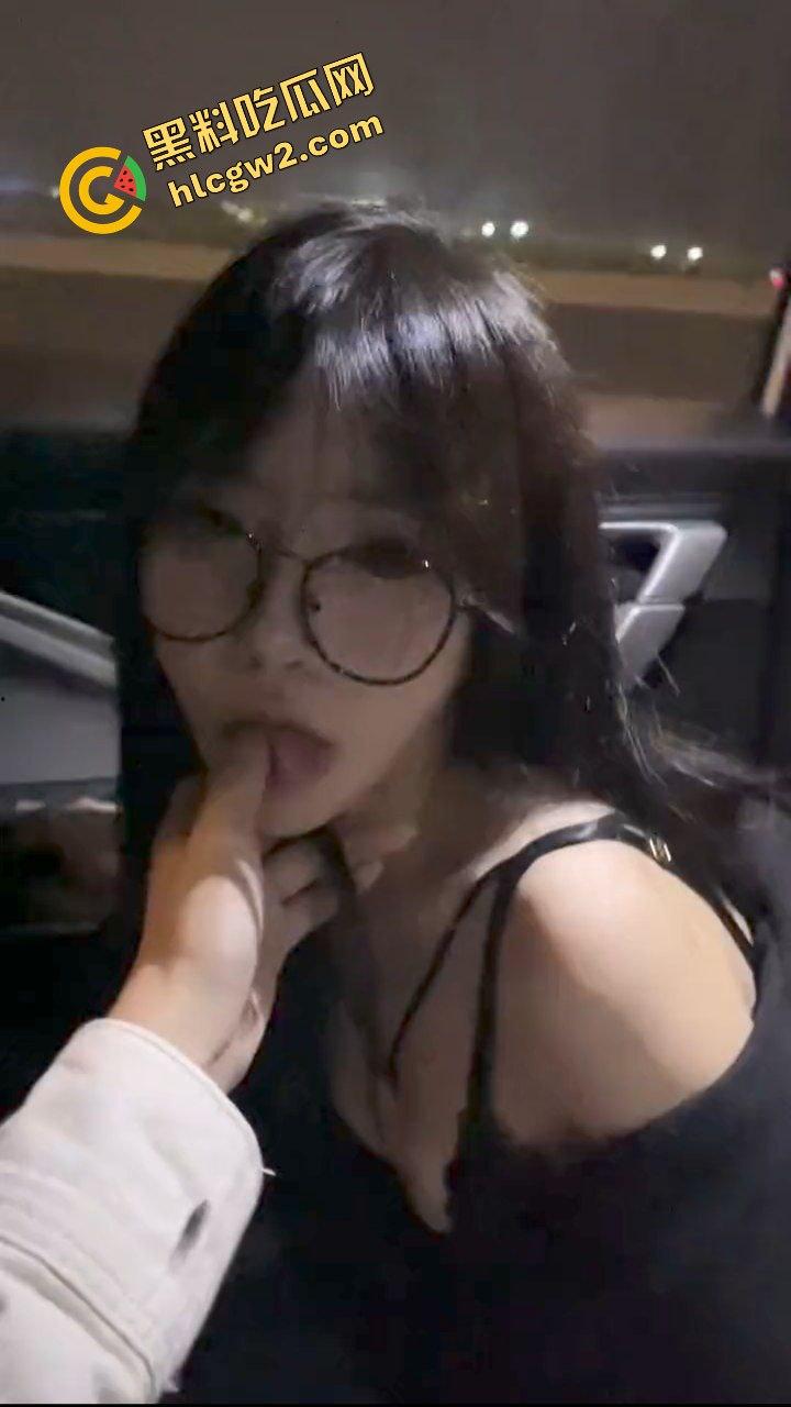 重庆清纯眼镜妹反差骚婊『孟嘉艺』滴滴司机面前露出调教!出租车变淫乱现场!独家流出!-3