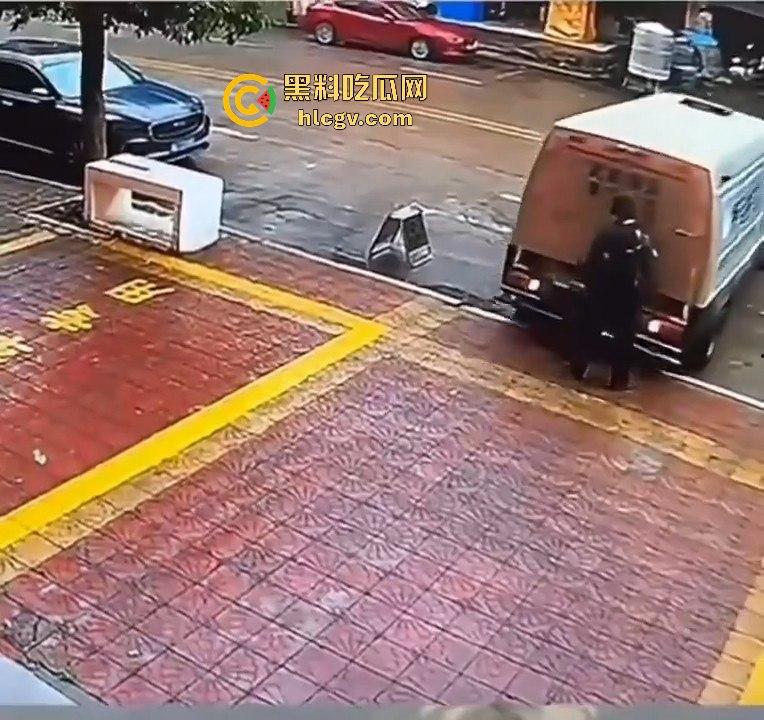 运钞车倒车时竟把自己人压到车底,万幸无大碍!-6