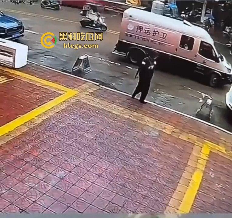 运钞车倒车时竟把自己人压到车底,万幸无大碍!-11