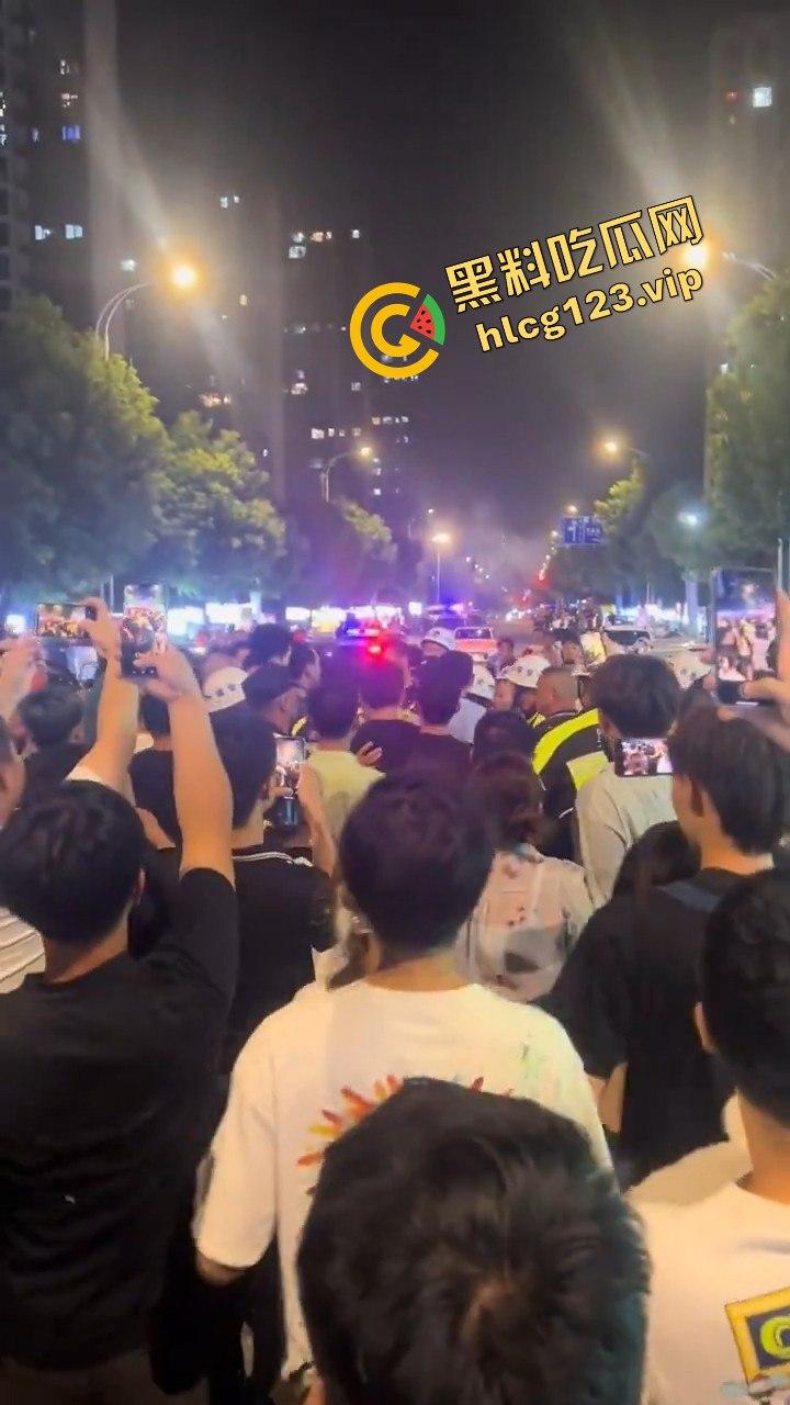 苏州石湖景苑女子吵架口出狂言外地人滚出苏州！引发众怒，丈夫酒后失踪，外地人围堵索要道歉！-3