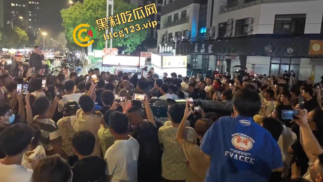 苏州石湖景苑女子吵架口出狂言外地人滚出苏州！引发众怒，丈夫酒后失踪，外地人围堵索要道歉！-6