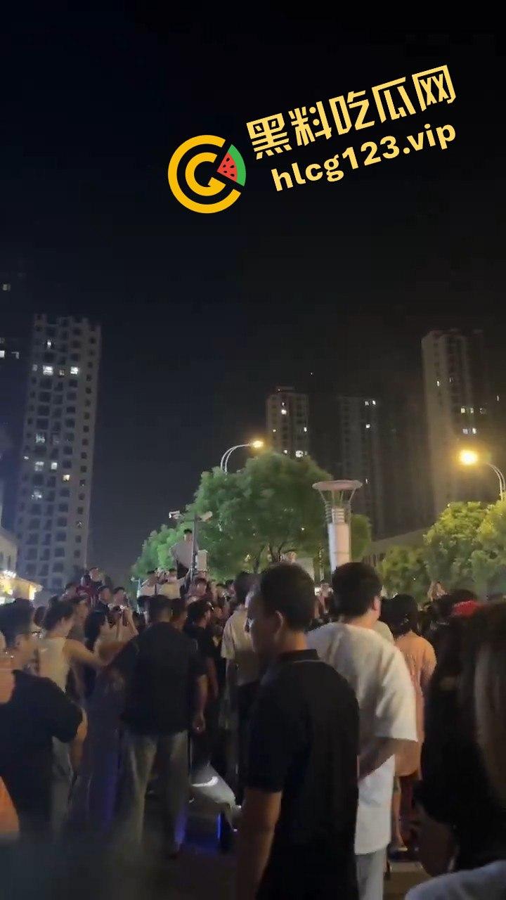 苏州石湖景苑女子吵架口出狂言外地人滚出苏州！引发众怒，丈夫酒后失踪，外地人围堵索要道歉！-7