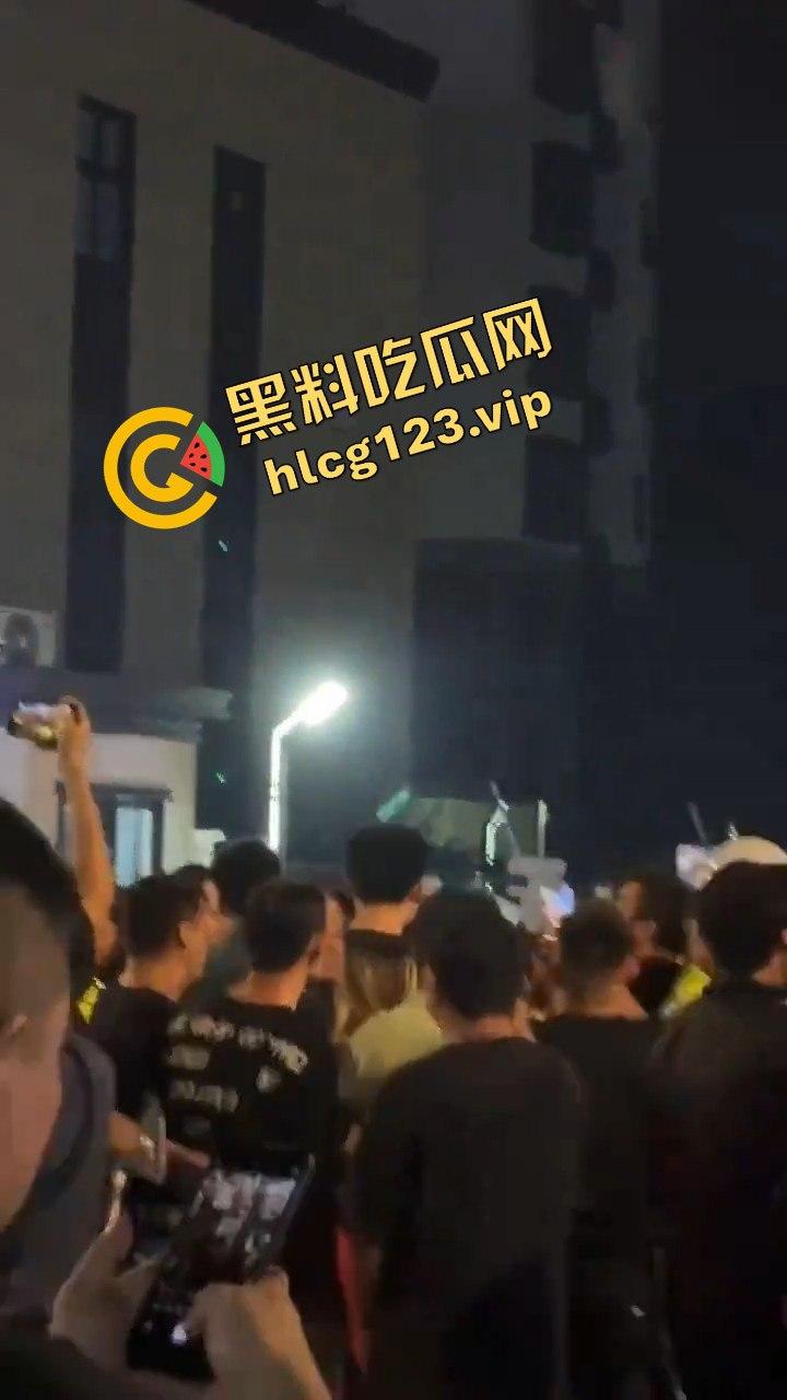 苏州石湖景苑女子吵架口出狂言外地人滚出苏州！引发众怒，丈夫酒后失踪，外地人围堵索要道歉！-8