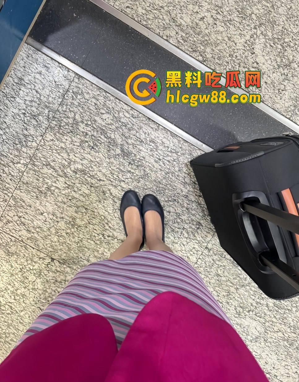 南航空姐『李梅』被大佬调教成空中性奴,飞行前真空服务顾客,航程中厕所抠逼自慰,下机还要穿制服接着干!-4