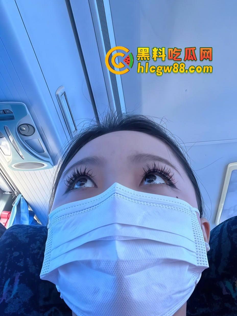 南航空姐『李梅』被大佬调教成空中性奴,飞行前真空服务顾客,航程中厕所抠逼自慰,下机还要穿制服接着干!-5