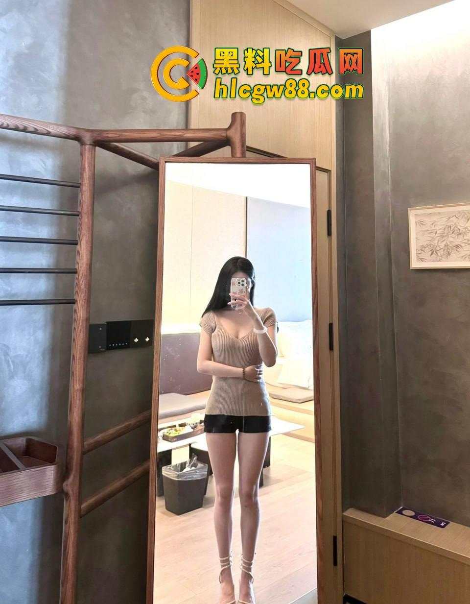 南航空姐『李梅』被大佬调教成空中性奴,飞行前真空服务顾客,航程中厕所抠逼自慰,下机还要穿制服接着干!-6