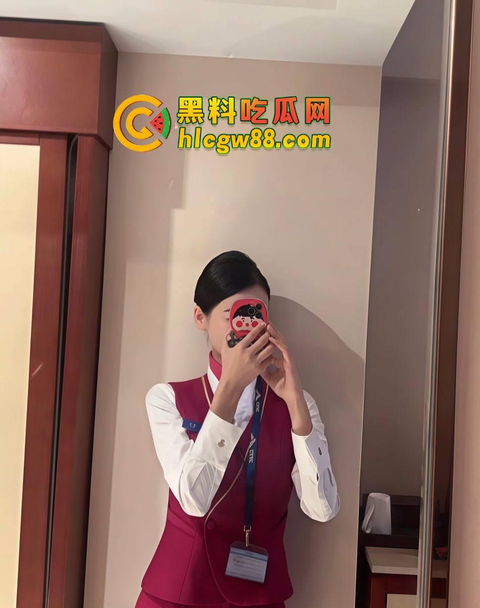 南航空姐『李梅』被大佬调教成空中性奴,飞行前真空服务顾客,航程中厕所抠逼自慰,下机还要穿制服接着干!-7