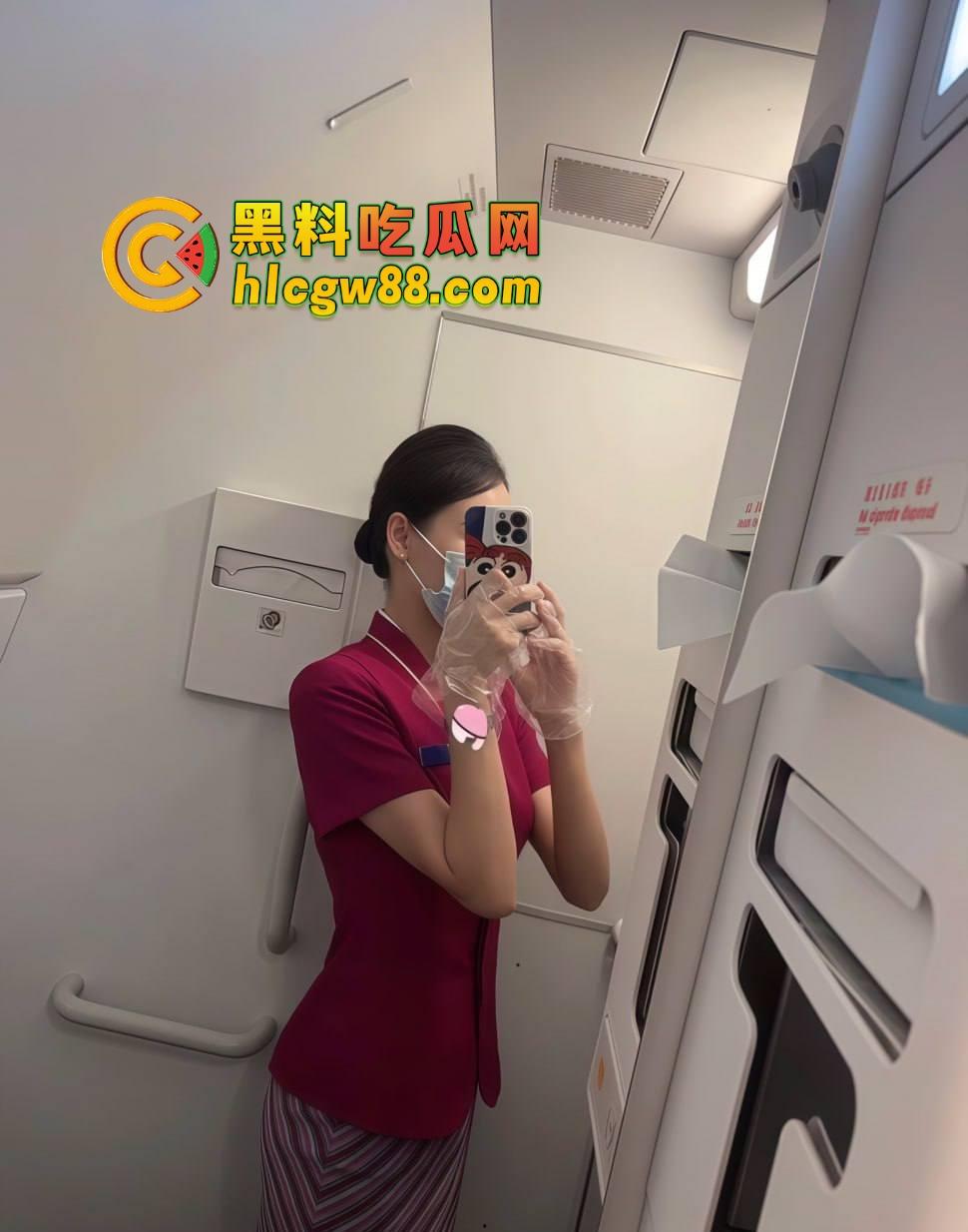 南航空姐『李梅』被大佬调教成空中性奴,飞行前真空服务顾客,航程中厕所抠逼自慰,下机还要穿制服接着干!-8