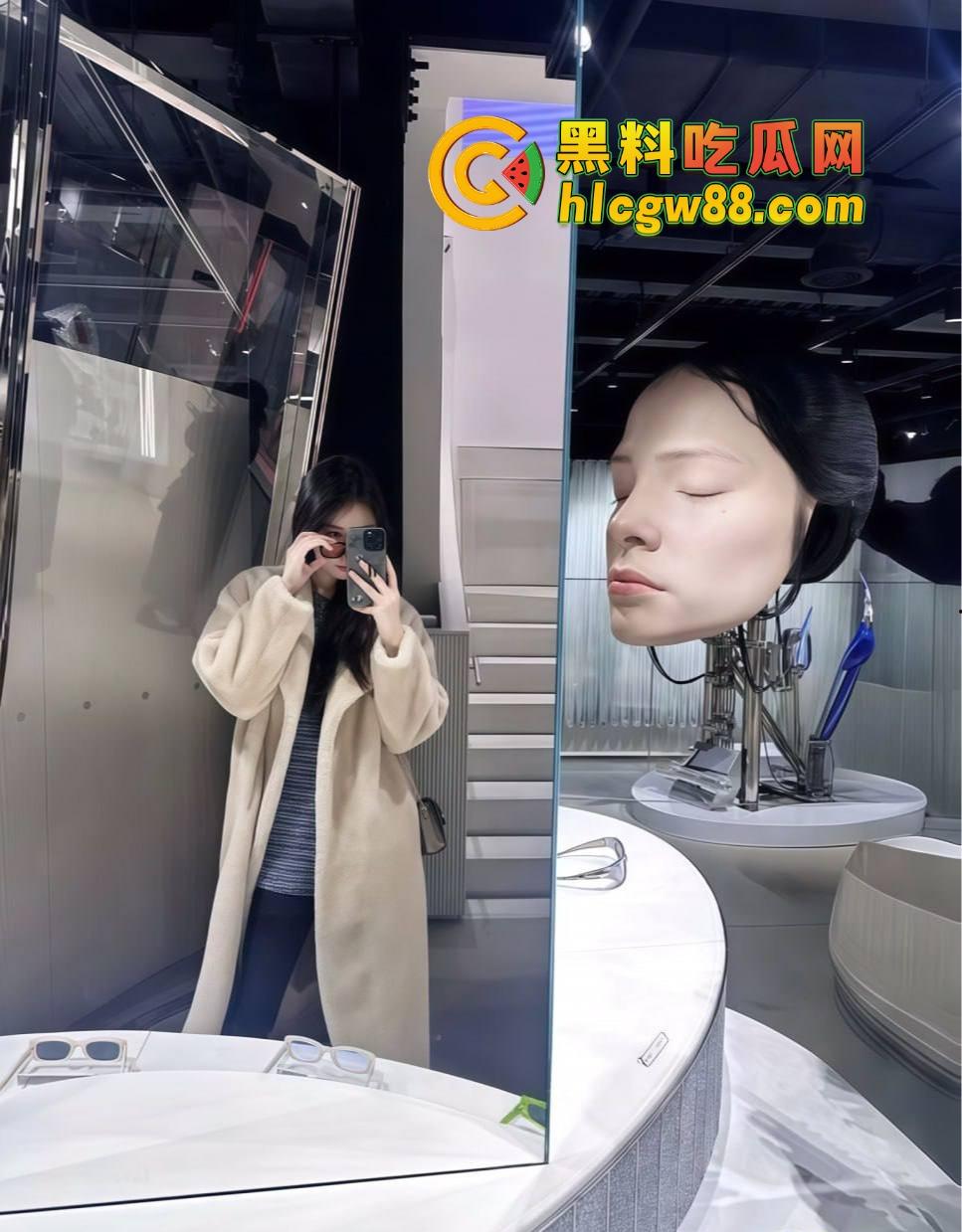 南航空姐『李梅』被大佬调教成空中性奴,飞行前真空服务顾客,航程中厕所抠逼自慰,下机还要穿制服接着干!-15