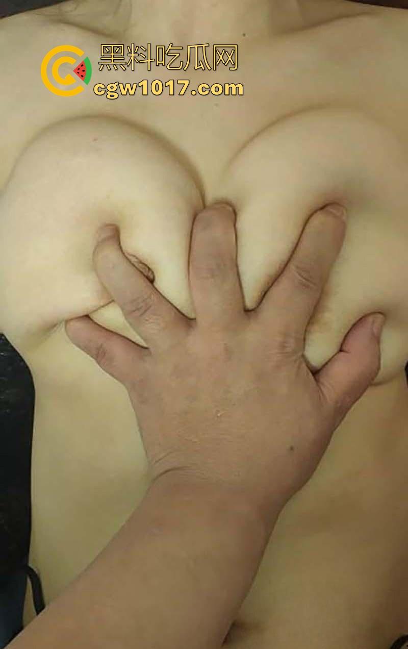 没有单手开法拉利的命，哪只能单手揉大奶猛操，炮机先开场润逼，后大屌后入猛插，把嫂子插到痉挛淫叫！-5