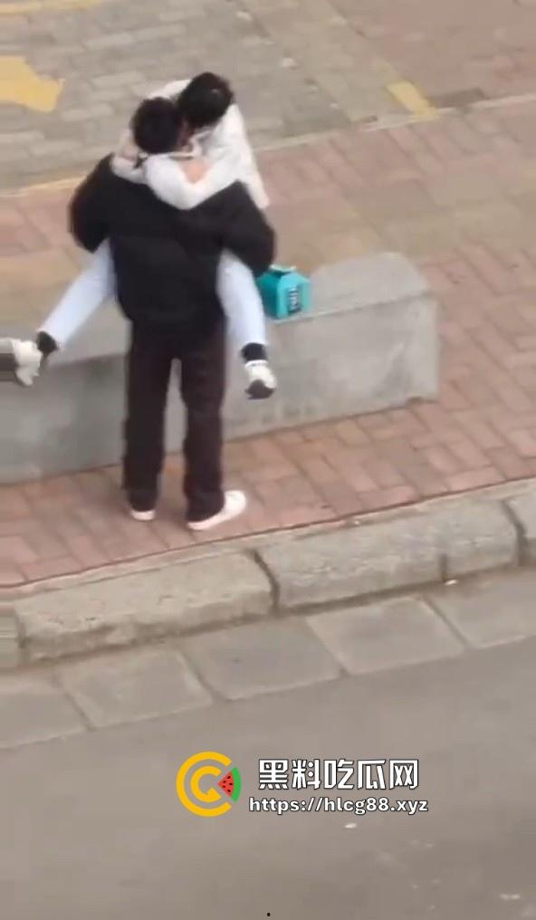 河南交通大学热瓜!两个基佬学校操场激情热吻 还抱着转圈圈 这是真辣眼睛!-2