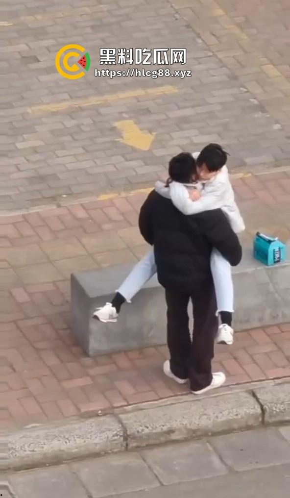河南交通大学热瓜!两个基佬学校操场激情热吻 还抱着转圈圈 这是真辣眼睛!-3
