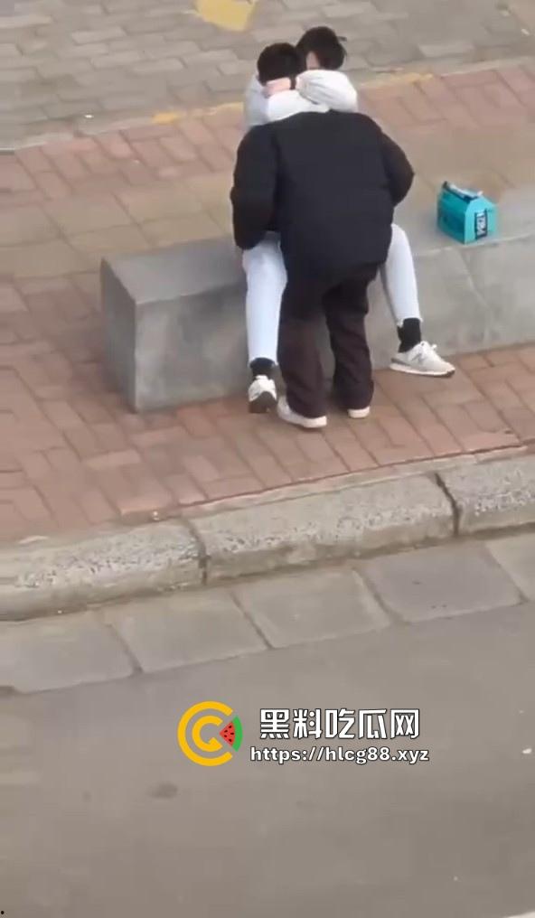 河南交通大学热瓜!两个基佬学校操场激情热吻 还抱着转圈圈 这是真辣眼睛!-4
