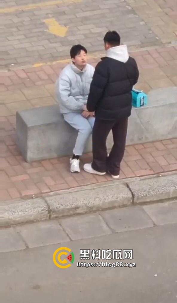 河南交通大学热瓜!两个基佬学校操场激情热吻 还抱着转圈圈 这是真辣眼睛!-5