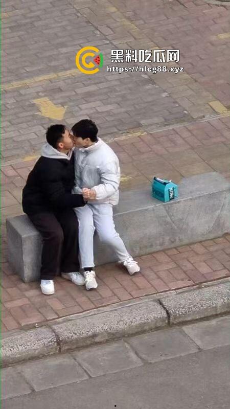 河南交通大学热瓜!两个基佬学校操场激情热吻 还抱着转圈圈 这是真辣眼睛!-7