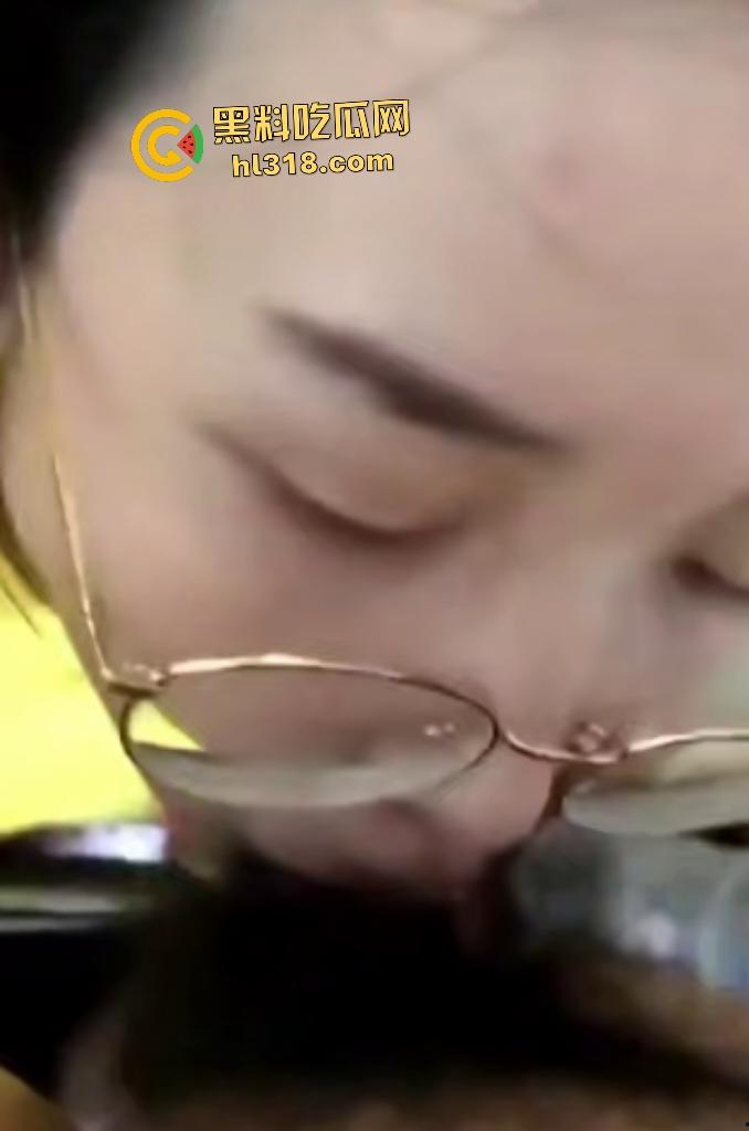 黄衣眼镜少妇吵完架后性欲大增，吵着“我错了”求饶，当场跪地要口交深喉猛干！-7