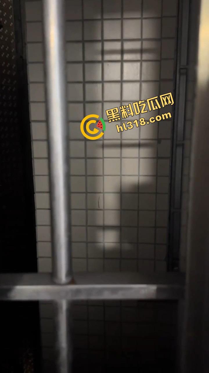 广东城中村夜色，白天空无一人，晚上全是杀猪尖叫此起彼伏，路过都忍不住想下场，必须狠狠操！-7