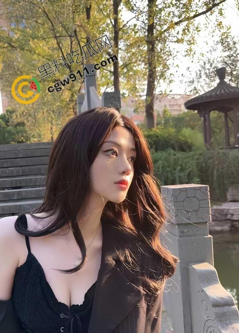 杭州高冷名媛【邢雨涵】人前优雅端人后淫乱,被前男友带去3P,丝袜碎裂,两猛男轮番享受她嫩穴,淫靡至极-3