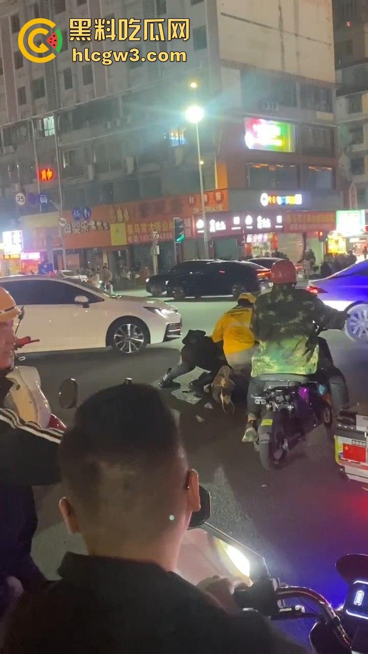 杭州外卖员和电动车大哥互殴升级,交警劝架却被袭!外卖小哥瞬间变身正义化身,见义勇为制服疯大哥-9