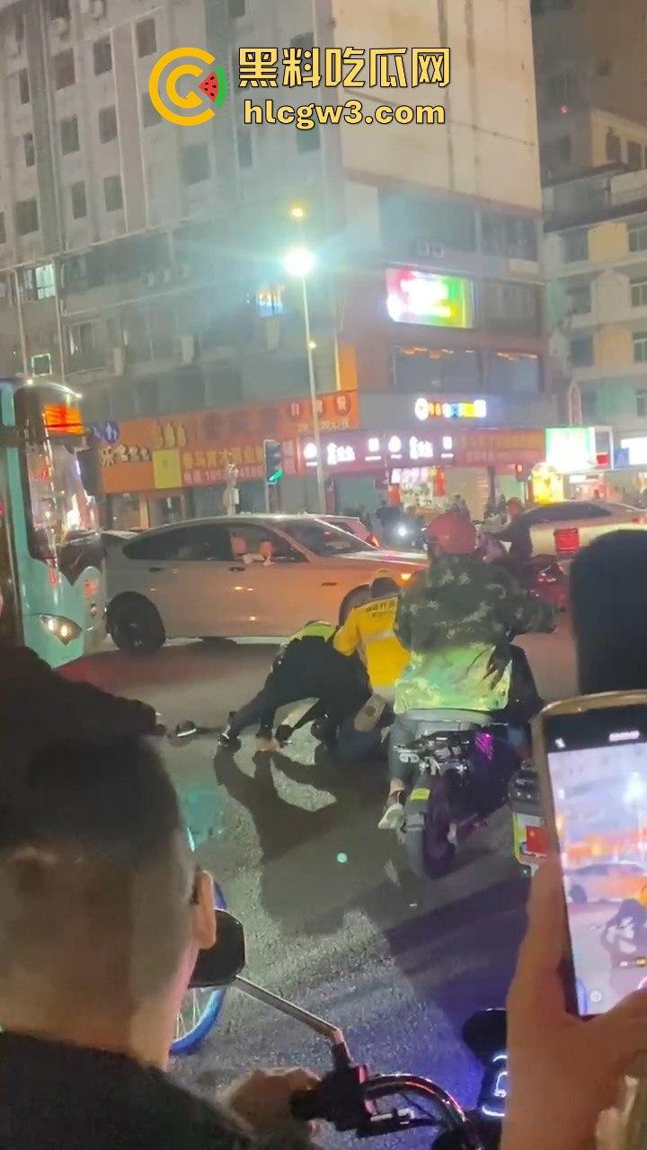 杭州外卖员和电动车大哥互殴升级,交警劝架却被袭!外卖小哥瞬间变身正义化身,见义勇为制服疯大哥-10