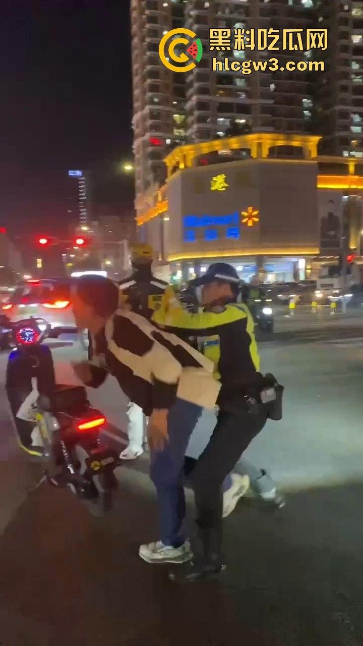 杭州外卖员和电动车大哥互殴升级,交警劝架却被袭!外卖小哥瞬间变身正义化身,见义勇为制服疯大哥-11