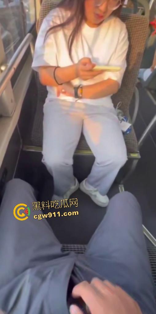 公交车惊现变态！露鸟大神对眼镜妹亮巨屌，她假装看手机实则偷录淫视频，晚上自慰有素材咯！-8