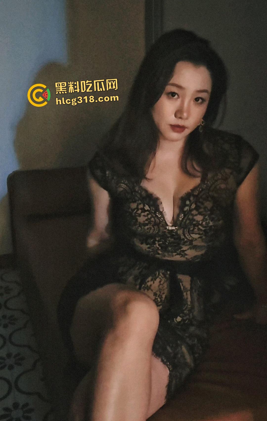 善良的小嫂子穿着丝袜在院子里晒太阳，被小弟拉倒屋内猛插内射，  做爱动静大还被隔壁大妈发现！-1