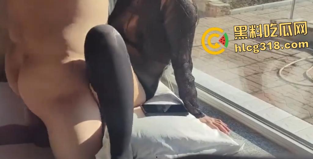 善良的小嫂子穿着丝袜在院子里晒太阳，被小弟拉倒屋内猛插内射，  做爱动静大还被隔壁大妈发现！-7