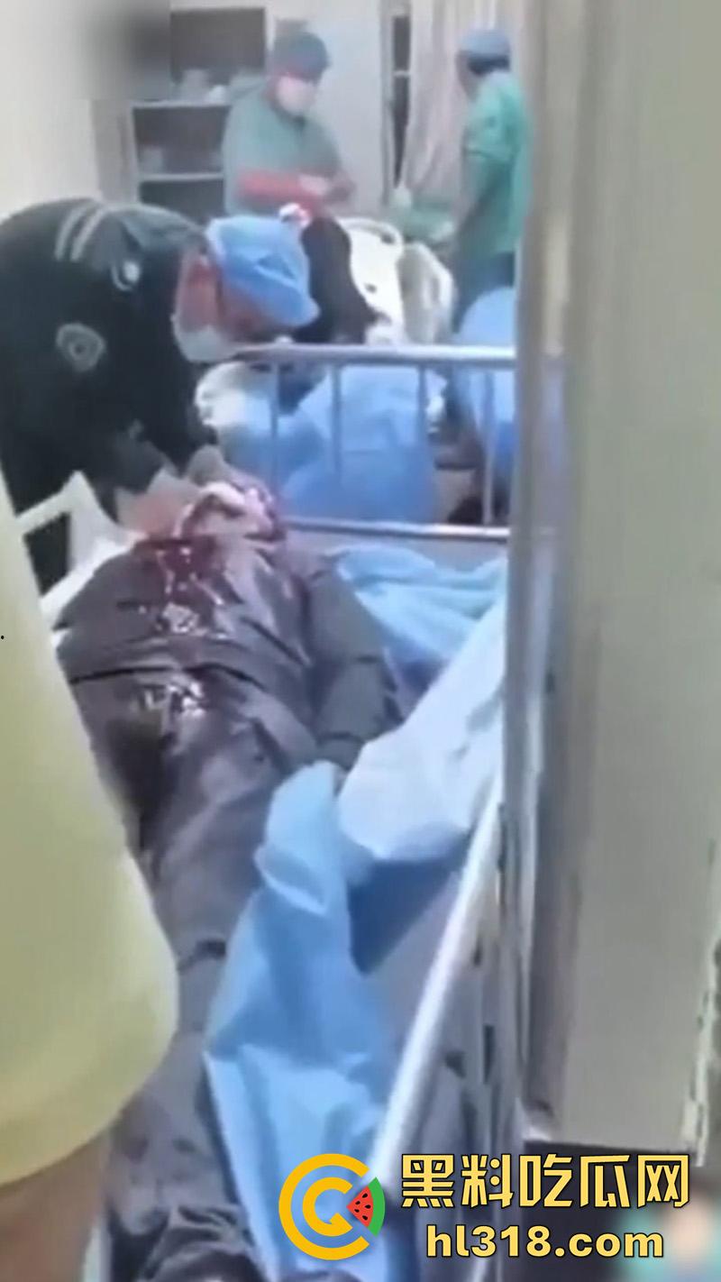 秦皇岛红桥里砍人事件,持刀报复社会在大街上见人就砍,据说有20多人被砍,目前人已被逮捕!-2