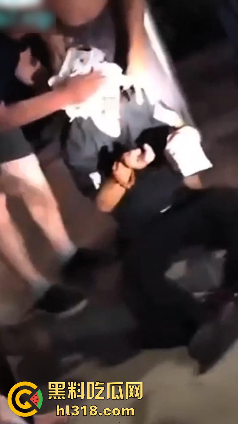 秦皇岛红桥里砍人事件,持刀报复社会在大街上见人就砍,据说有20多人被砍,目前人已被逮捕!-3