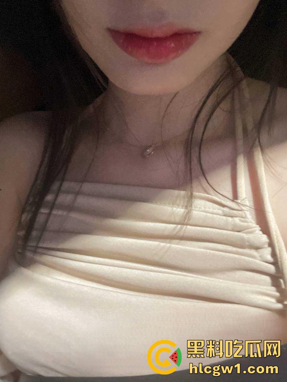 柳州夫妻激情视频外泄成艳照门，护士制服骚妻深情吃鸡，内射浪叫高能流出，维修店员功德无量！-7