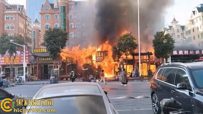 郑州东建材突发火灾,现场浓烟滚滚,火舌漫天,多视角现场直击,这会老板估计还在闷闷哭-1