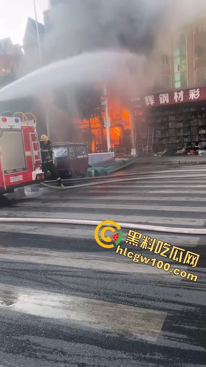 郑州东建材突发火灾,现场浓烟滚滚,火舌漫天,多视角现场直击,这会老板估计还在闷闷哭-3