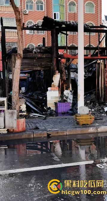 郑州东建材突发火灾,现场浓烟滚滚,火舌漫天,多视角现场直击,这会老板估计还在闷闷哭-4