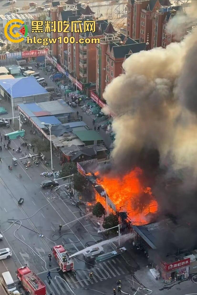 郑州东建材突发火灾,现场浓烟滚滚,火舌漫天,多视角现场直击,这会老板估计还在闷闷哭-6